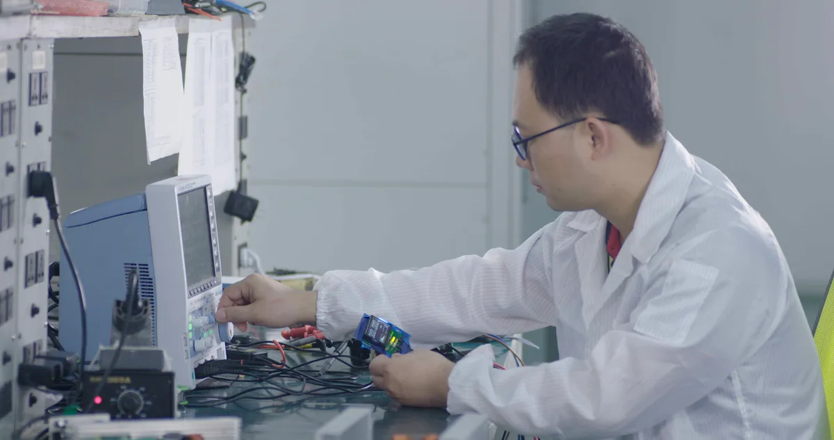 Technical testing with an oscilloscope and connected electronic equipment